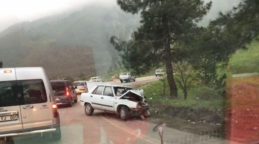 Bursa- Orhaneli Yolunda 3 Aracın Karıştığı Kazada 6 Yaralı