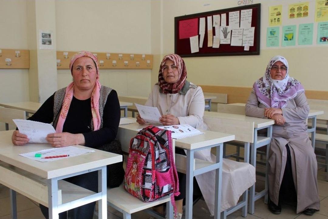 &Ccedil;ocukken Hayal Ettikleri Sıralarda Oturuyorlar
