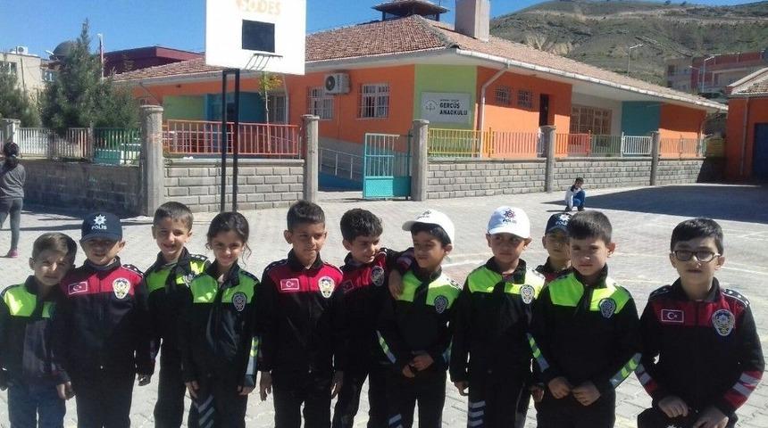 Gerc&uuml;ş&rsquo;te Miniklere Polis &Uuml;niforması Dağıtıldı