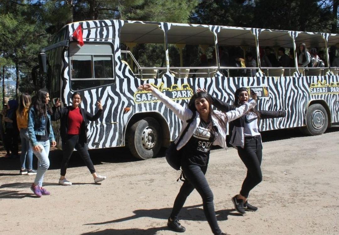 Polis Hem Ter&ouml;ristle Hem De Ter&ouml;r&uuml; Ortaya &Ccedil;ıkaran Şartlarla M&uuml;cadele Ediyor