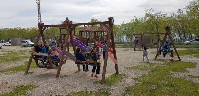 Kaymakam Duru Komediksiyon Tiyatro Ekibiyle Piknik Yaptı