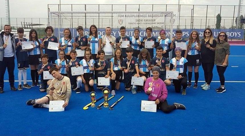 Sakarya Ortaokulu Hokeyde T&uuml;rkiye Şampiyonu Oldu