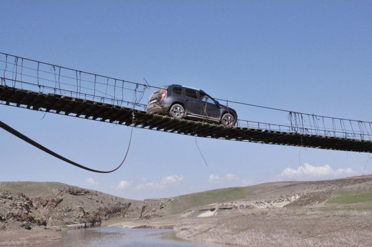 Hasar G&ouml;ren K&ouml;pr&uuml;de Tehlikeli Yolculuk