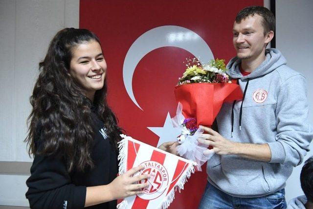 Antalyaspor’lu Basketbolcular Öğrencilerle