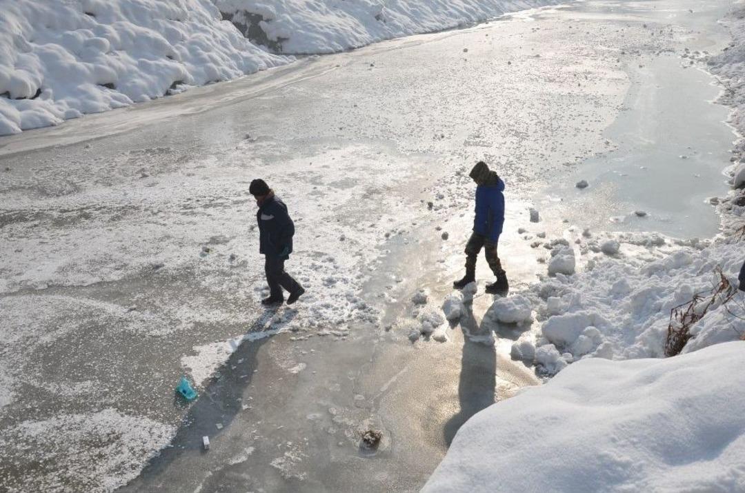 Y&uuml;ksekova Deresi &Ccedil;ocukların Kayak Pisti Oldu