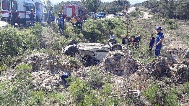 Manisa’da Kontrolden Çıkan Araç Şarampole Uçtu: 1 Ölü, 2 Yaralı