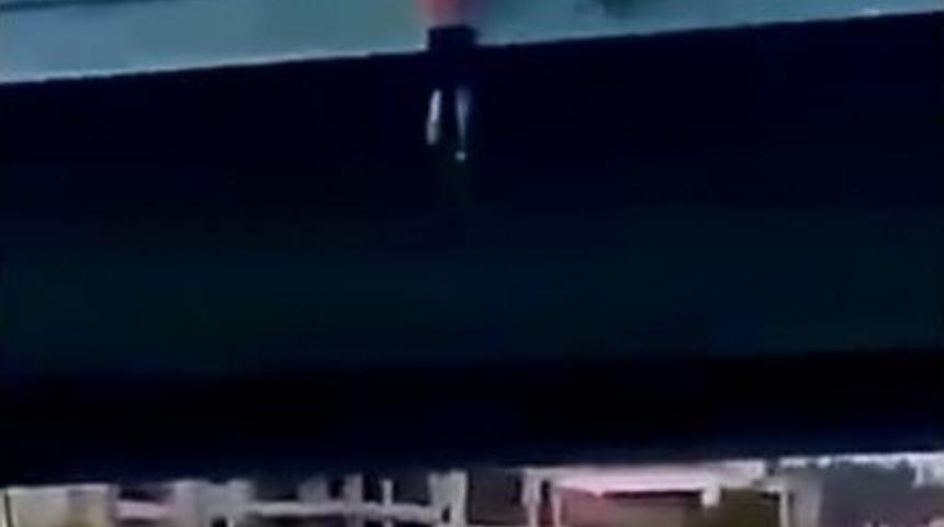 D&uuml;nyaca &Uuml;nl&uuml; Irmağın K&ouml;pr&uuml;s&uuml;nde &Ouml;nce Barfiks Sonra Tehlikeli Atlayış