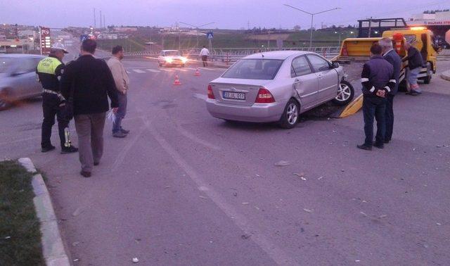 Otomobiller Kafa Kafaya Çarpıştı: 1 Yaralı