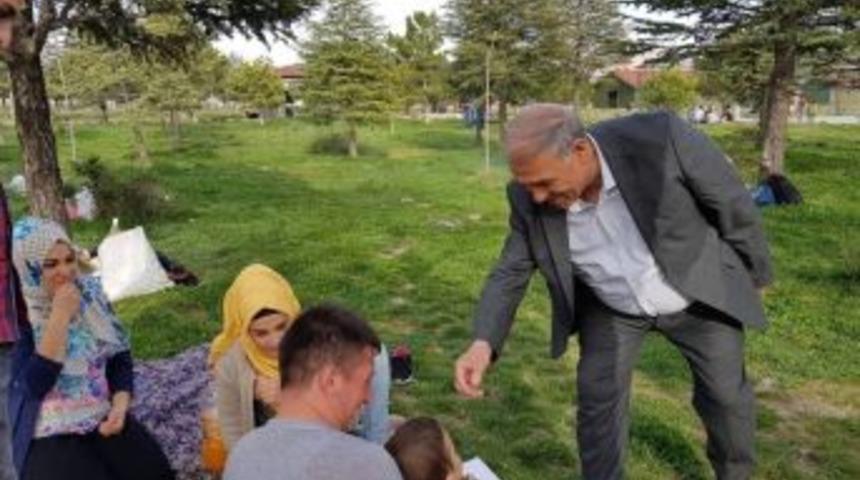 Niğde Belediye Başkanı &Ouml;zkan Kent Ormanı&rsquo;nda Vatandaşla Buluştu
