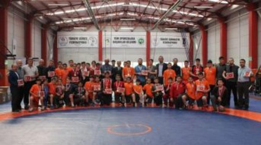 Okul Sporları G&uuml;reş M&uuml;sabakaları Yapıldı