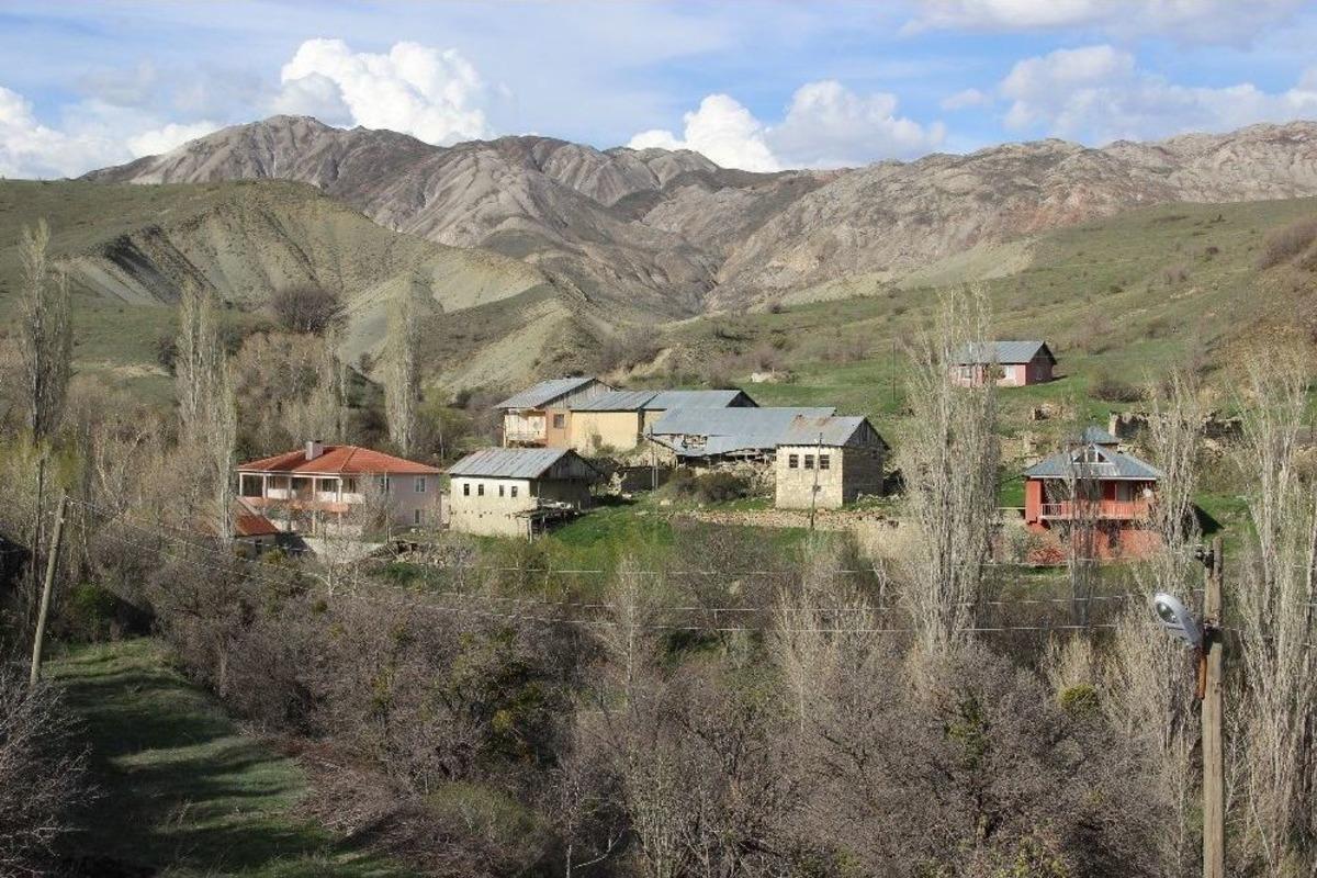 Koca K&ouml;yde 2 Kişi Yaşıyor