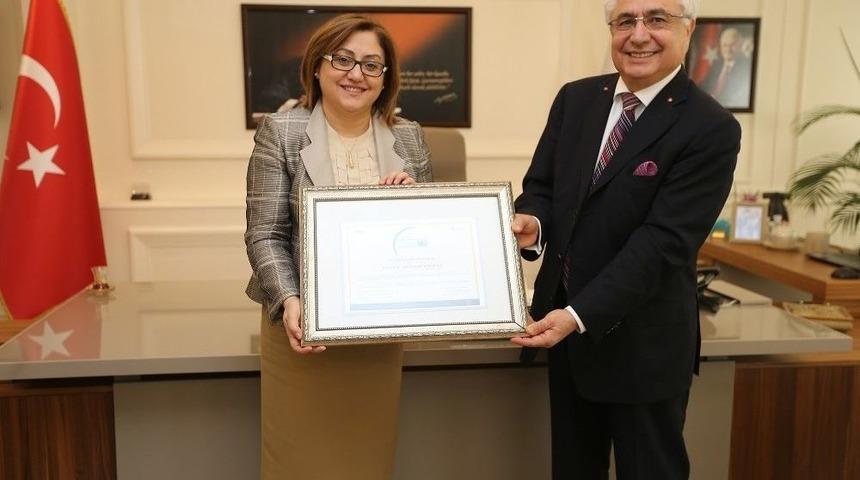 Başkan Şahin İş&rsquo;te Eşit Kadın Sertifikası Aldı