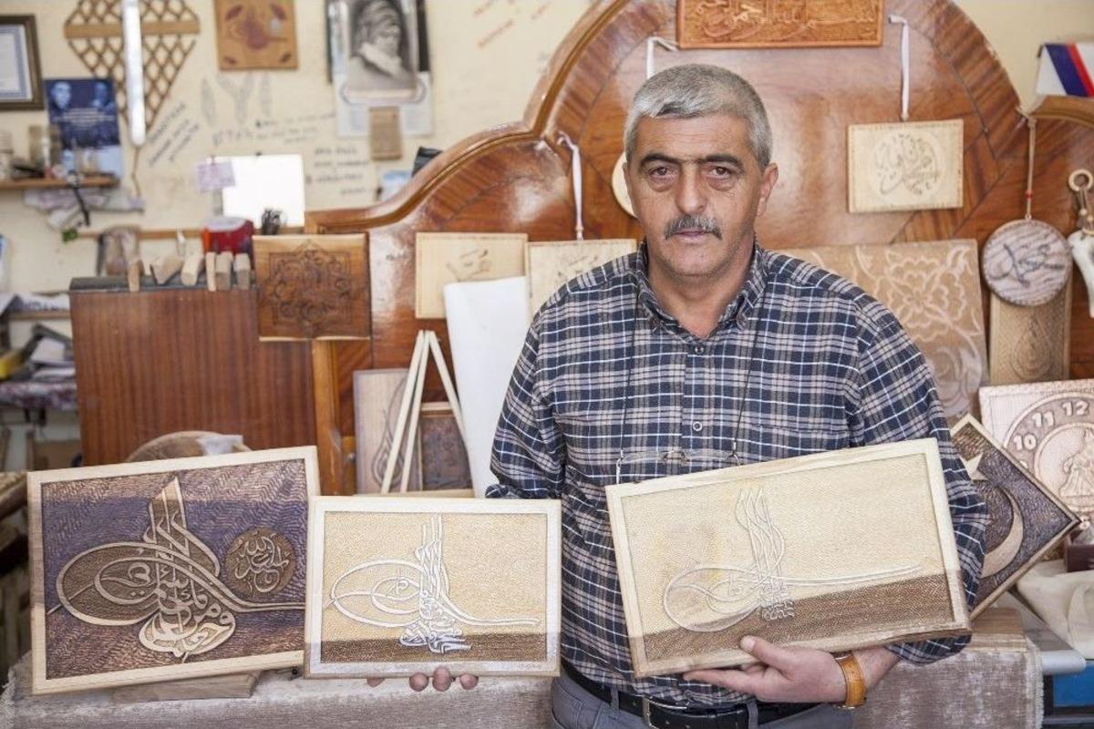 Padişah Tuğraları Ahşap &Uuml;zerine İşleniyor