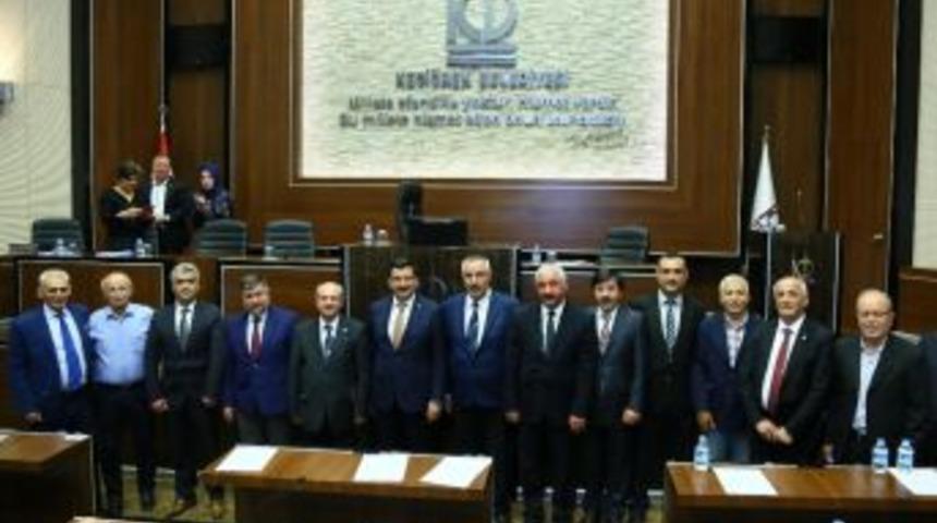 Ke&ccedil;i&ouml;ren Belediye Başkanı Ak&rsquo;a Başarı Belgesi