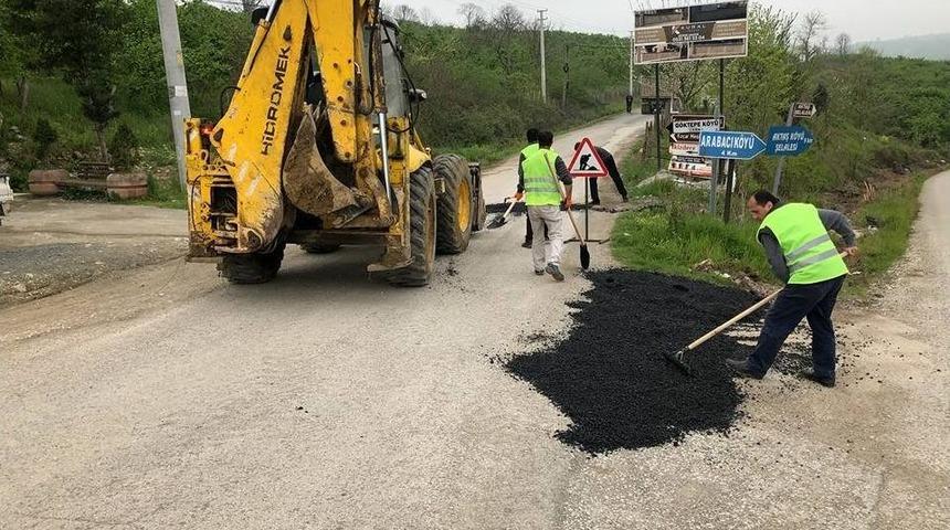 Ak&ccedil;akoca&rsquo;da K&ouml;y Yollarında Yama &Ccedil;alışması Başladı