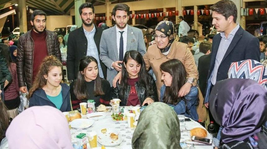 Başkan Toru, &Uuml;niversite &Ouml;ğrencileriyle Sahur Yaptı