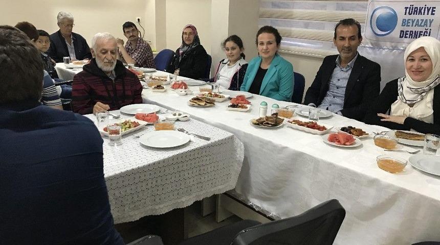 15 Temmuz Gazisi Kam&ccedil;ı, Beyazay Derneği&rsquo;nde İftar A&ccedil;ıp O Geceyi Anlattı