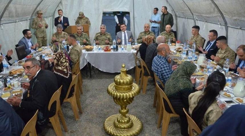 Mehmet&ccedil;ik Ve Şehit Aileleri Aynı Sofrada İftarını A&ccedil;tılar
