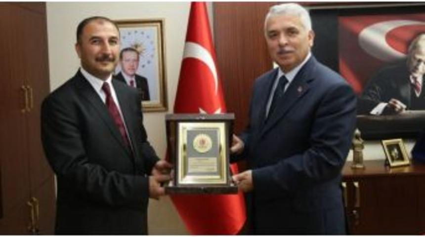 Vali Yıldırım&rsquo;dan Tayini &Ccedil;ıkan Tarım M&uuml;d&uuml;r&uuml;ne Başarı Belgesi