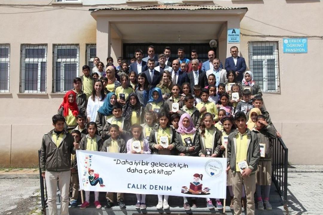 &Ccedil;alık Holding&rsquo;ten Ahlatlı &Ouml;ğrencilere Kitap Desteği