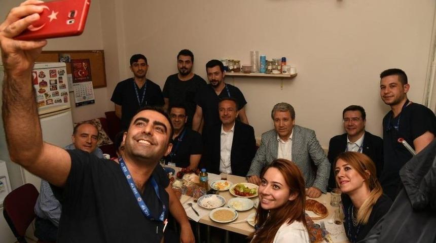 Rekt&ouml;r Budak, İftarda &Ouml;ğrenciler, Sahurda Sağlık &Ccedil;alışanlarıyla Buluştu