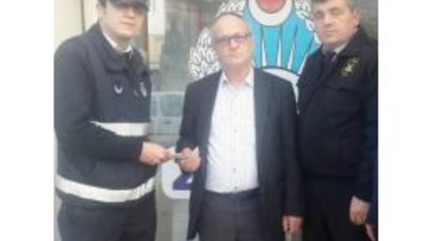 Vatandaşın Kaybettiği Parayı Zabıta Buldu