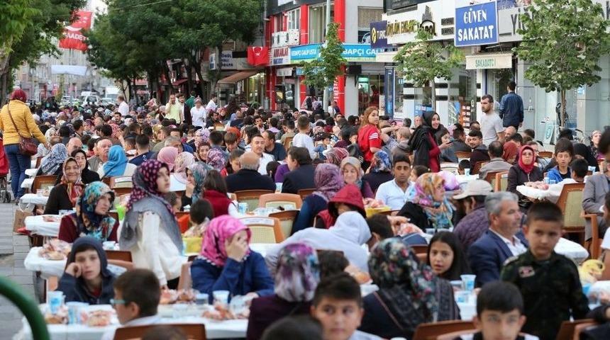 Niğde Belediyesi Mahalle İftarlarına Vatandaştan Yoğun İlgi