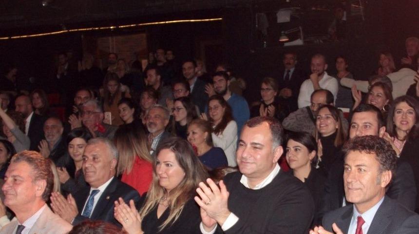 "bir Valize Ne Sığar Ki" Tiyatroseverlerle Buluştu