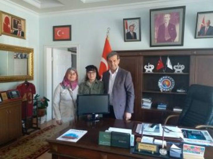 Başkan Özkan’dan İmam Hatip Lisesi Öğrencisine Bilgisayar