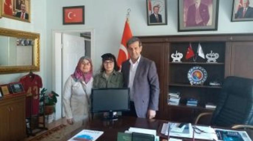 Başkan &Ouml;zkan&rsquo;dan İmam Hatip Lisesi &Ouml;ğrencisine Bilgisayar