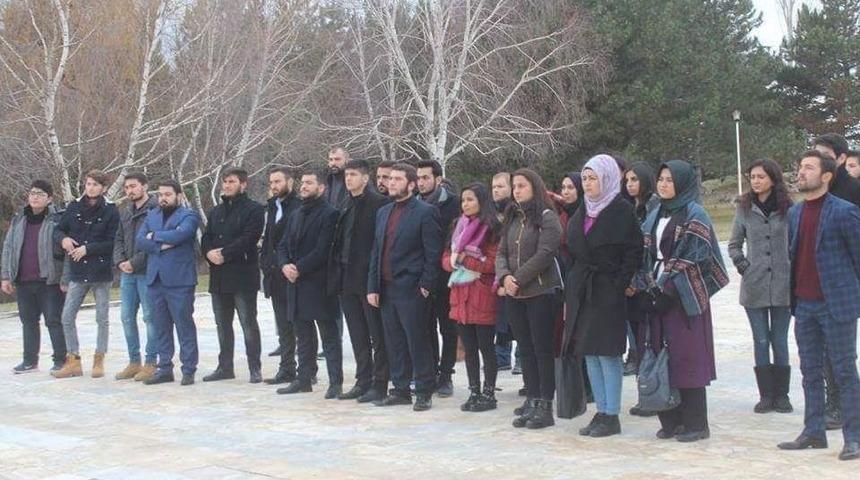 Dumlupınar &Uuml;niversitesi &Ouml;ğrencilerinden Şehitlik Ziyareti