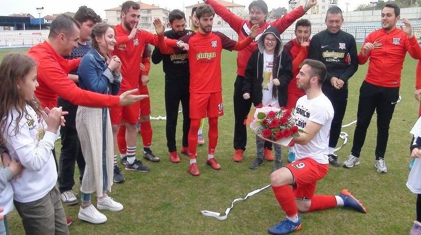 Herkes Şampiyonluk Kupasını Beklerken O Evlilik Teklifi Yaptı