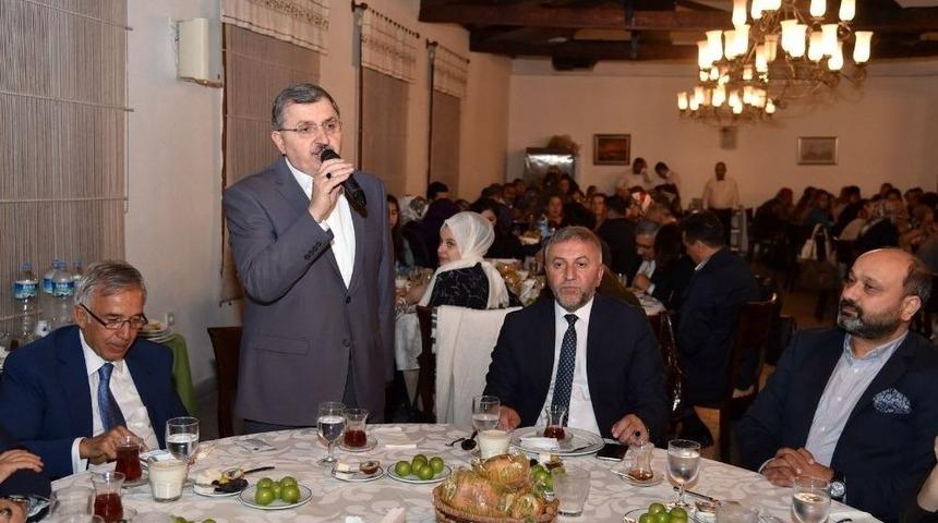 İftar Sofralarında Y&uuml;zler G&uuml;l&uuml;yor