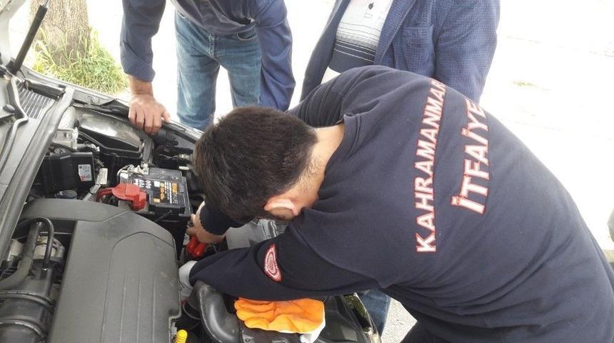 Otomobilin Motor Kısmına Sıkışan Kedi İ&ccedil;in İtfaiye Seferber Oldu