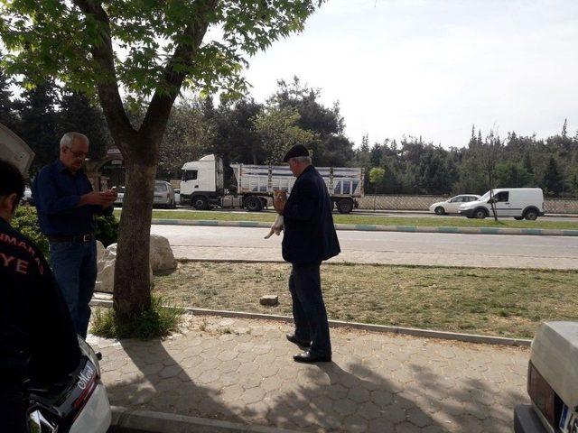 Otomobilin Motor Kısmına Sıkışan Kedi İçin İtfaiye Seferber Oldu 1