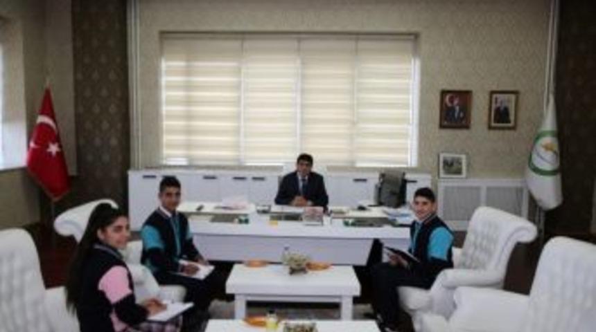 &Ouml;ğrencilerden Rekt&ouml;r Alma&rsquo;ya Ziyaret