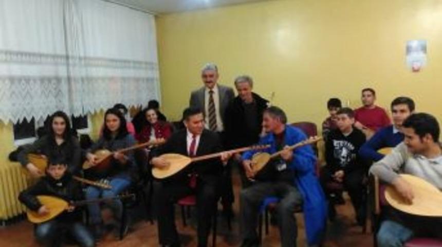 &Ccedil;ıldır Kaymakamı Kursiyerle Birlikte Saz &Ccedil;alıp T&uuml;rk&uuml; S&ouml;yledi