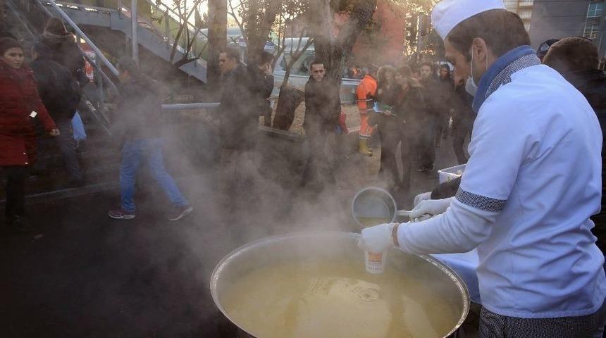 Metrob&uuml;s Yolcuları &Ccedil;orbayla İşe Uğurlanacak