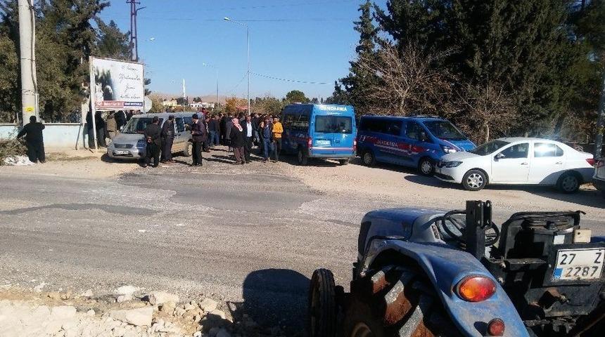 Yapımı S&uuml;ren Karayoluna Ge&ccedil;it İsteyen Mahalleli Trakt&ouml;rlerle Yolu Kapattı