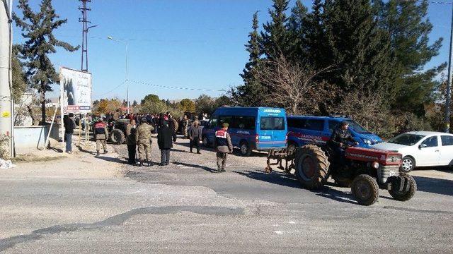 Yapımı Süren Karayoluna Geçit İsteyen Mahalleli Traktörlerle Yolu Kapattı