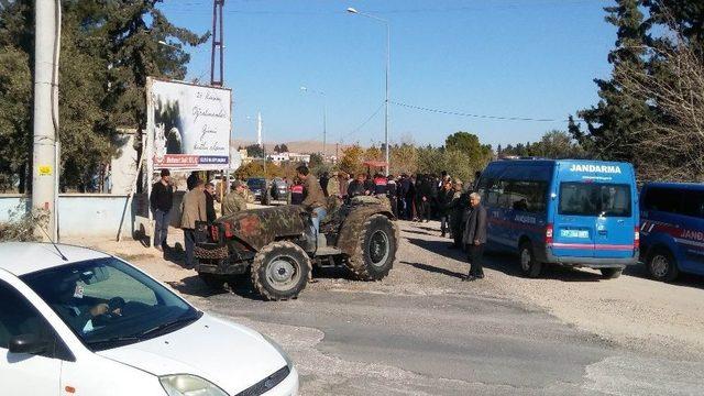 Yapımı Süren Karayoluna Geçit İsteyen Mahalleli Traktörlerle Yolu Kapattı