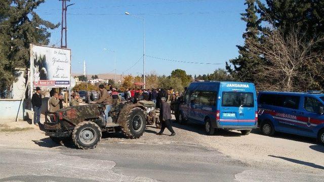 Yapımı Süren Karayoluna Geçit İsteyen Mahalleli Traktörlerle Yolu Kapattı