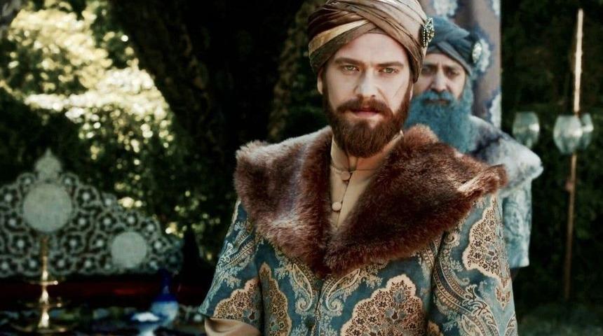 &Uuml;nl&uuml; Oyuncu Engin &Ouml;zt&uuml;rk&rsquo;ten Halk Market&rsquo;e Destek