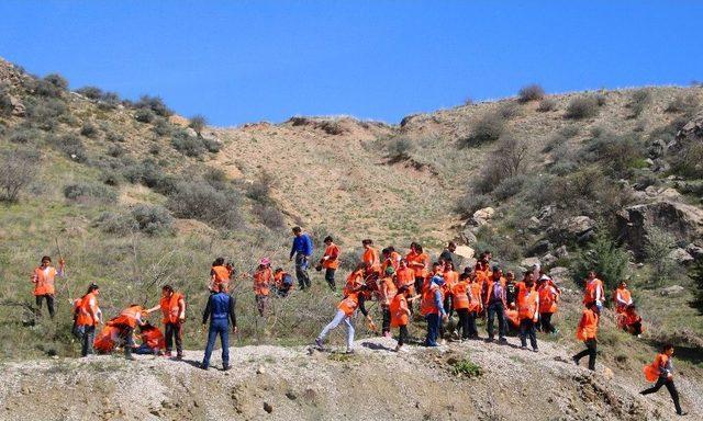 Çankaya Belediyesi Görevlileri Öğrencilerle Fidan Dikti