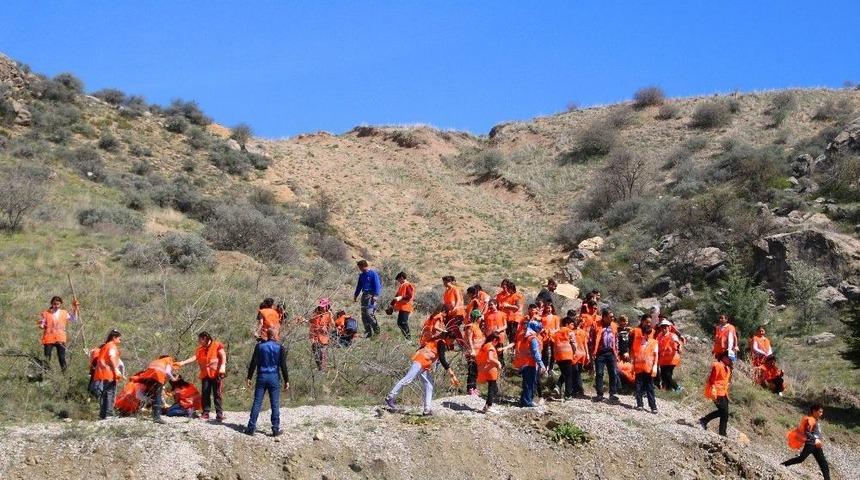 &Ccedil;ankaya Belediyesi G&ouml;revlileri &Ouml;ğrencilerle Fidan Dikti