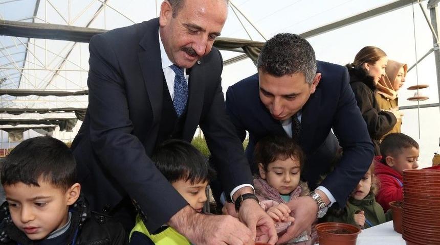 Minik Eller Toprakla Buluştu