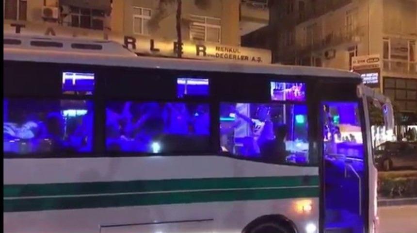 Karnavala Doyamayanlar Otob&uuml;ste Dans Etti