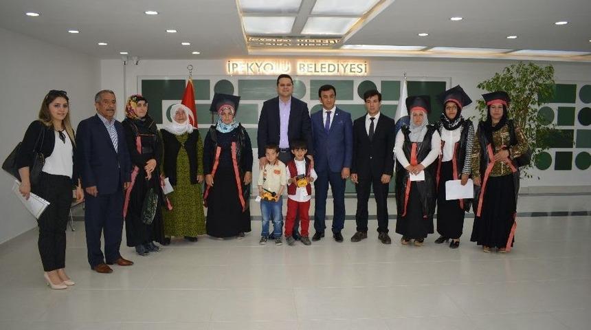 &Ccedil;&ouml;p Poşetinden Tasarladıkları C&uuml;bbelerle Mezun Oldular