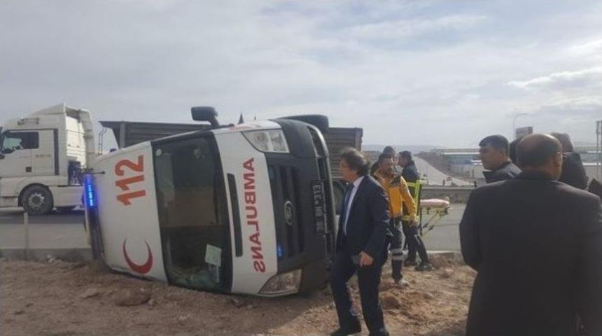 Hamile Kadını Taşıyan Ambulans Devrildi: 6 Yaralı