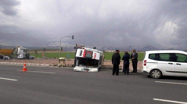 Hamile Kadını Taşıyan Ambulans Devrildi: 6 Yaralı